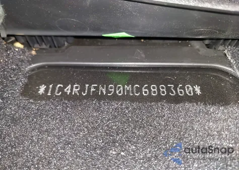 2021 Jeep Grand Cherokee Trackhawk z USA, uszkodzony, nr VIN 1C4RJFN90MC688360